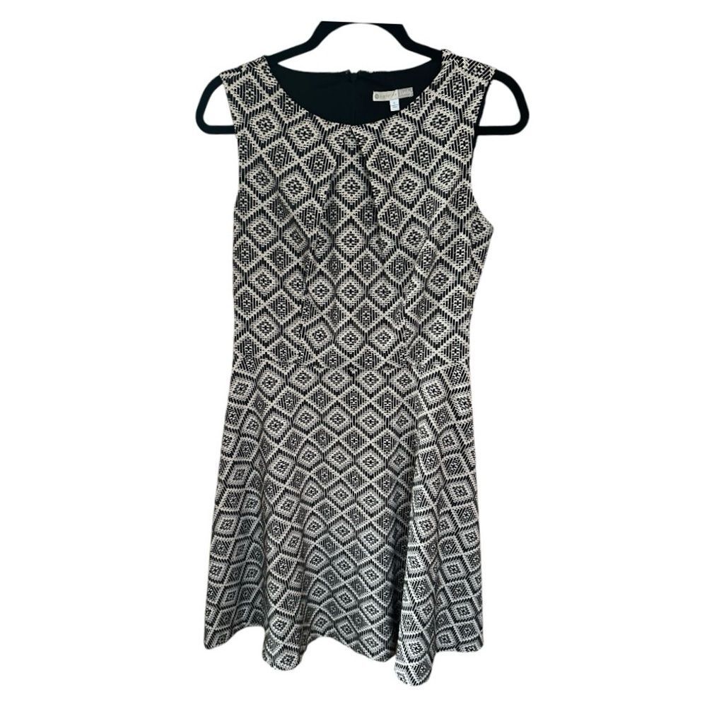 Signature Darby Women’s Size 8 Sleeveless Sheath Dress. Black/cream.